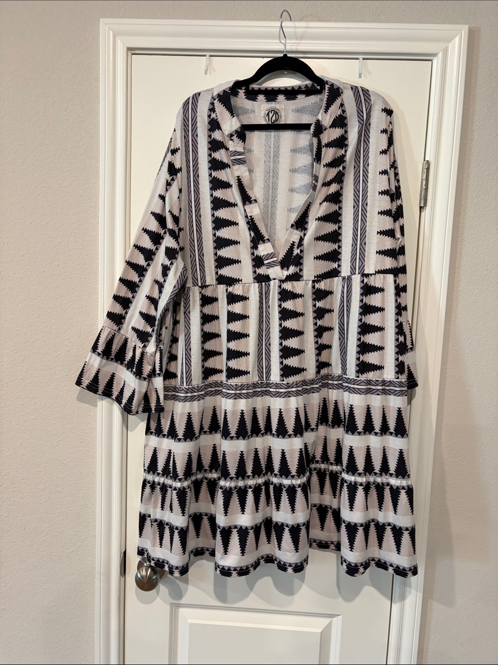Black & White Geometric V-Neck Long Sleeve Dress